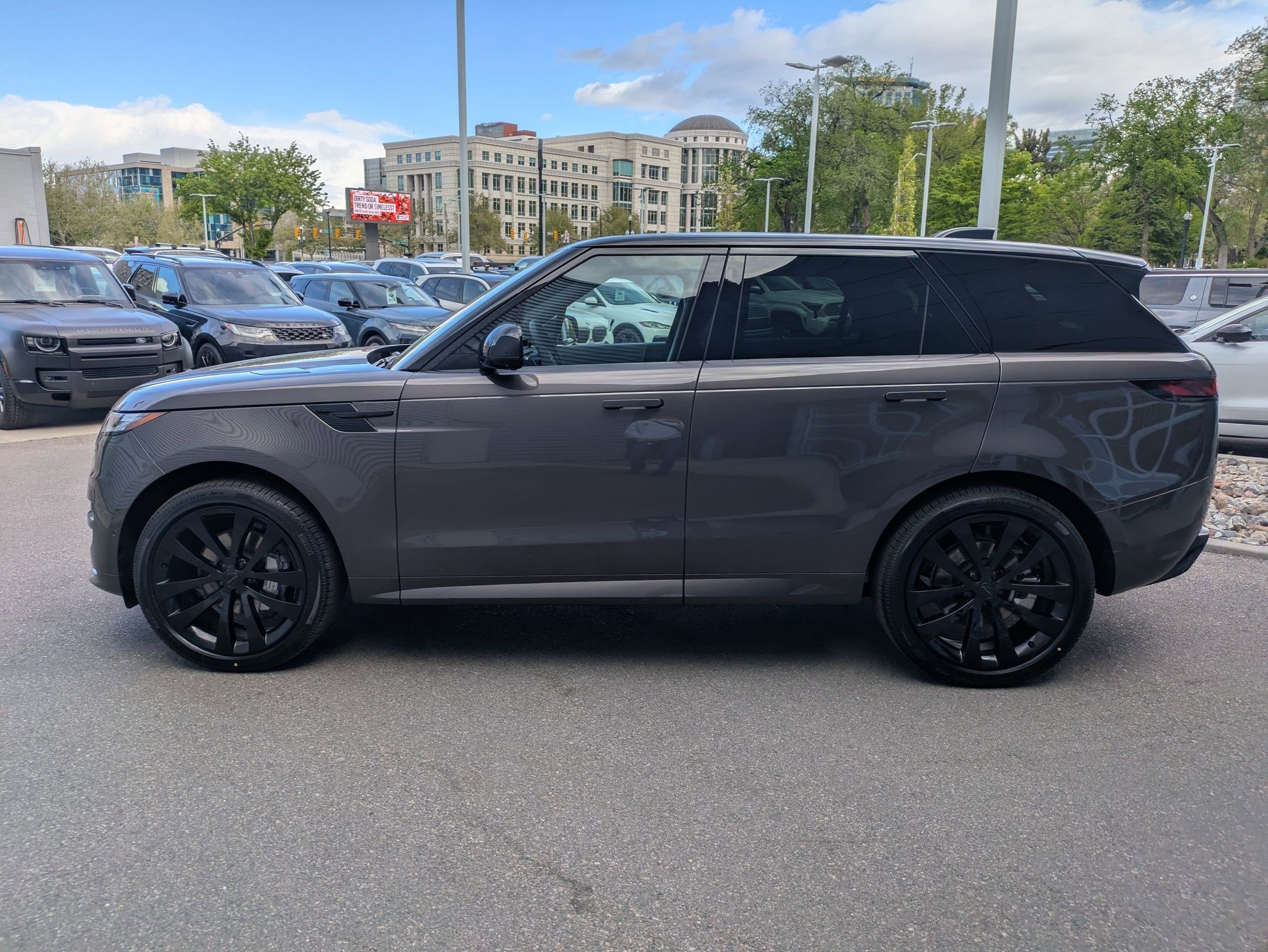 New 2026 Charente Grey Land Rover P400 Dynamic SE image 9