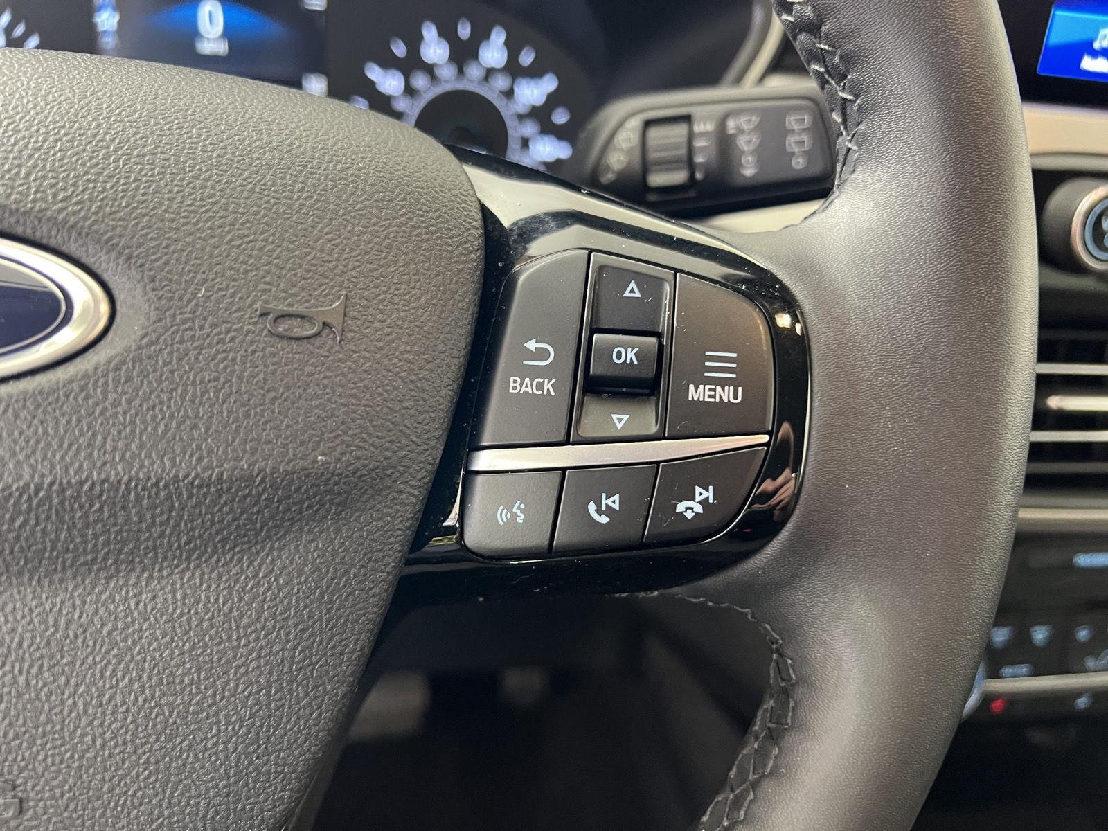 Used 2022 Wh Ford SE image 9