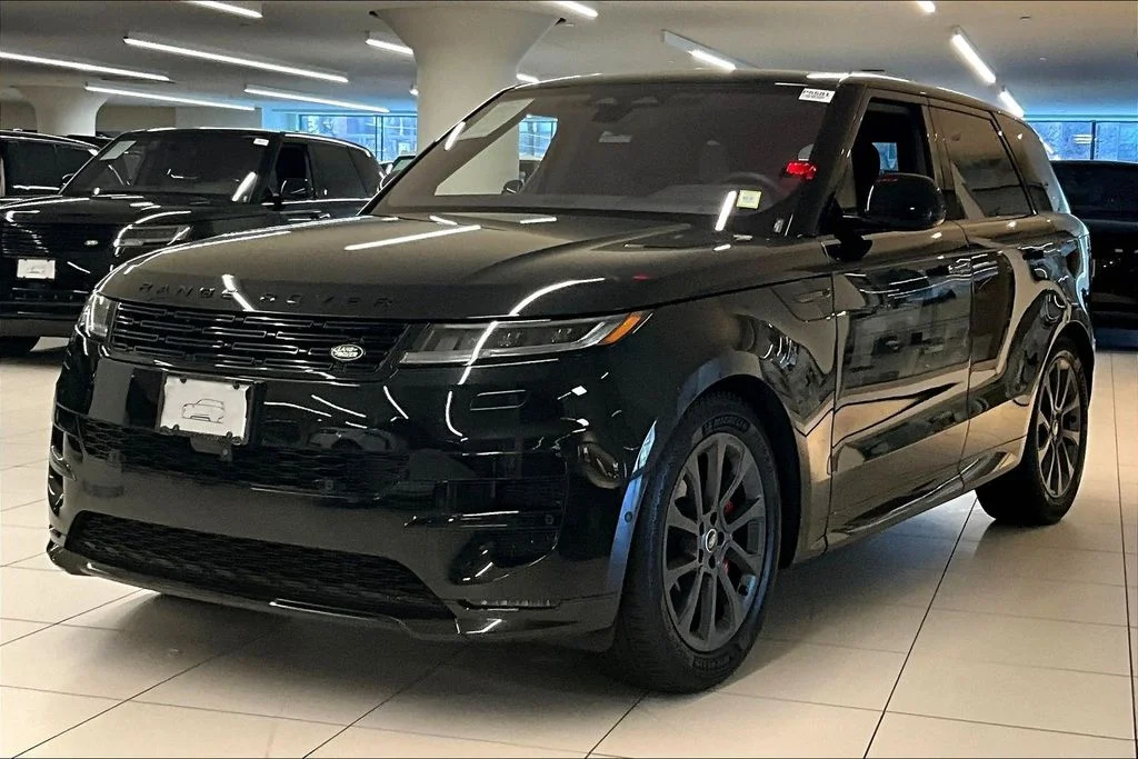 Used 2023 Black Land Rover SE Dynamic image 1