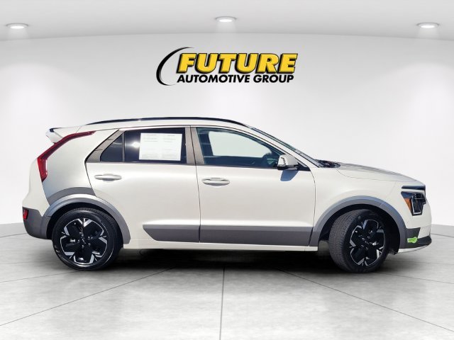 Used 2023 White Kia Wave image 3