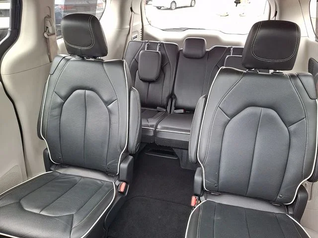 Used 2022 Blue Chrysler Limited image 18