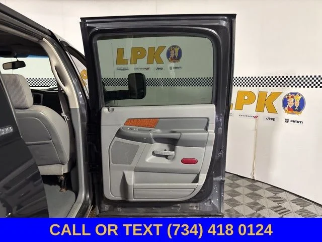 Used 2006 Brilliant Black Crystal Pearl Dodge SLT image 20
