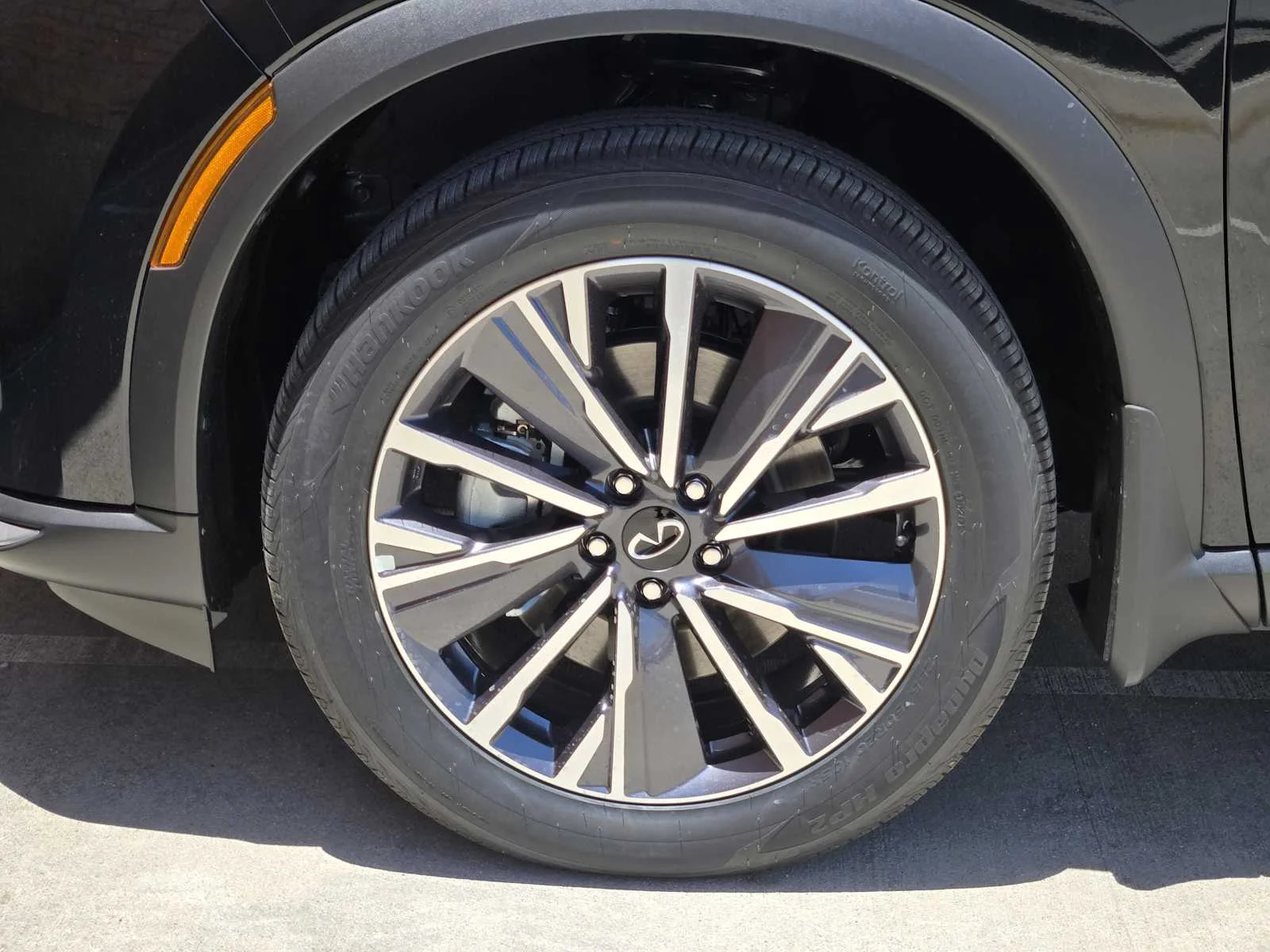 New 2027 MINERAL BLACK INFINITI LUXE image 7
