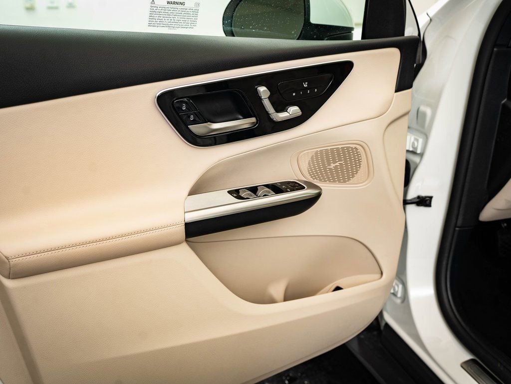 Used 2025 Polar White Mercedes-Benz GLC 300 image 25