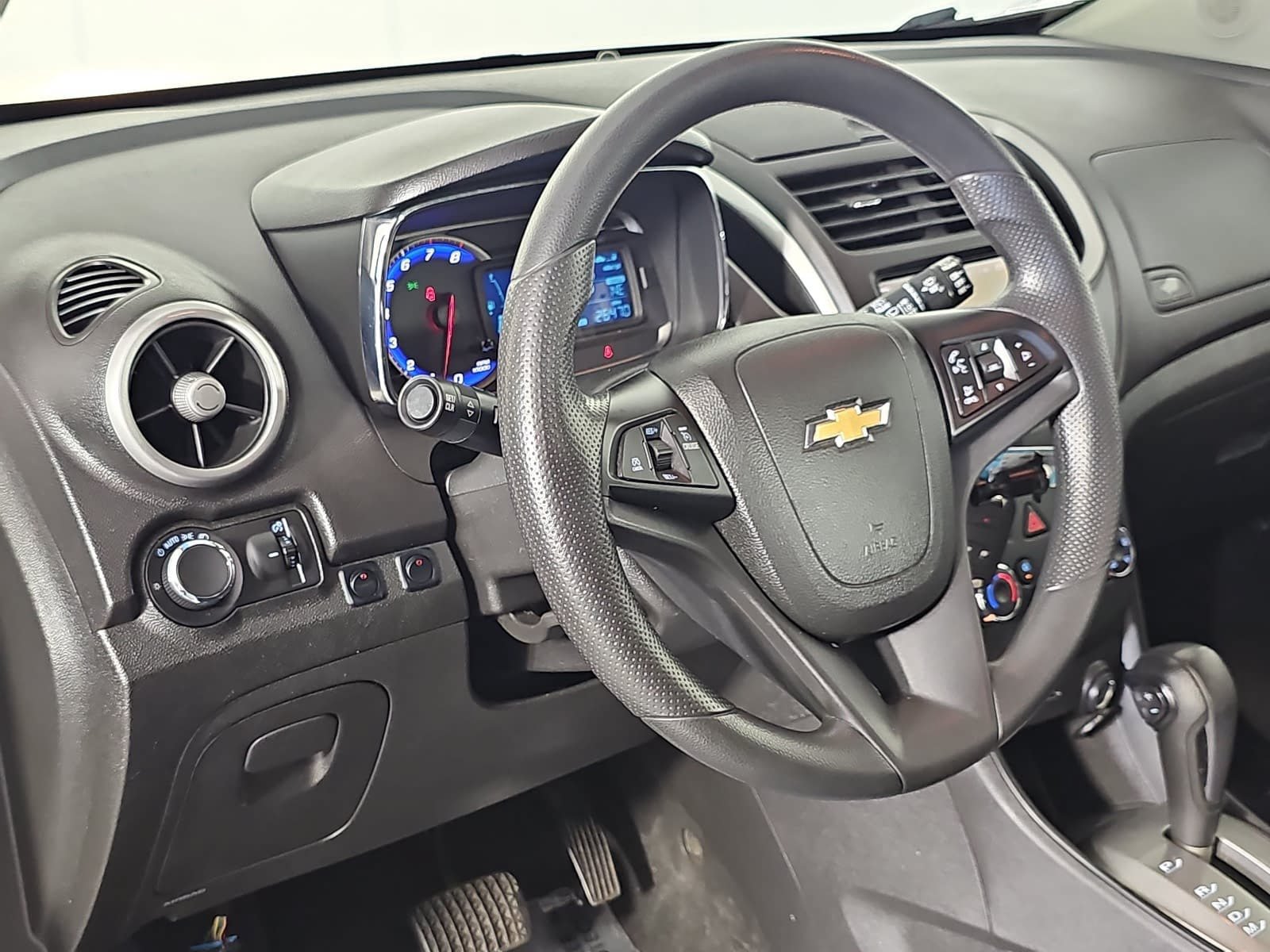 Used 2016 White Chevrolet LS image 15