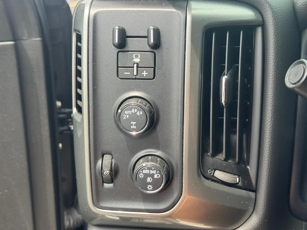 Used 2018 Graphite Metallic Chevrolet LT image 22