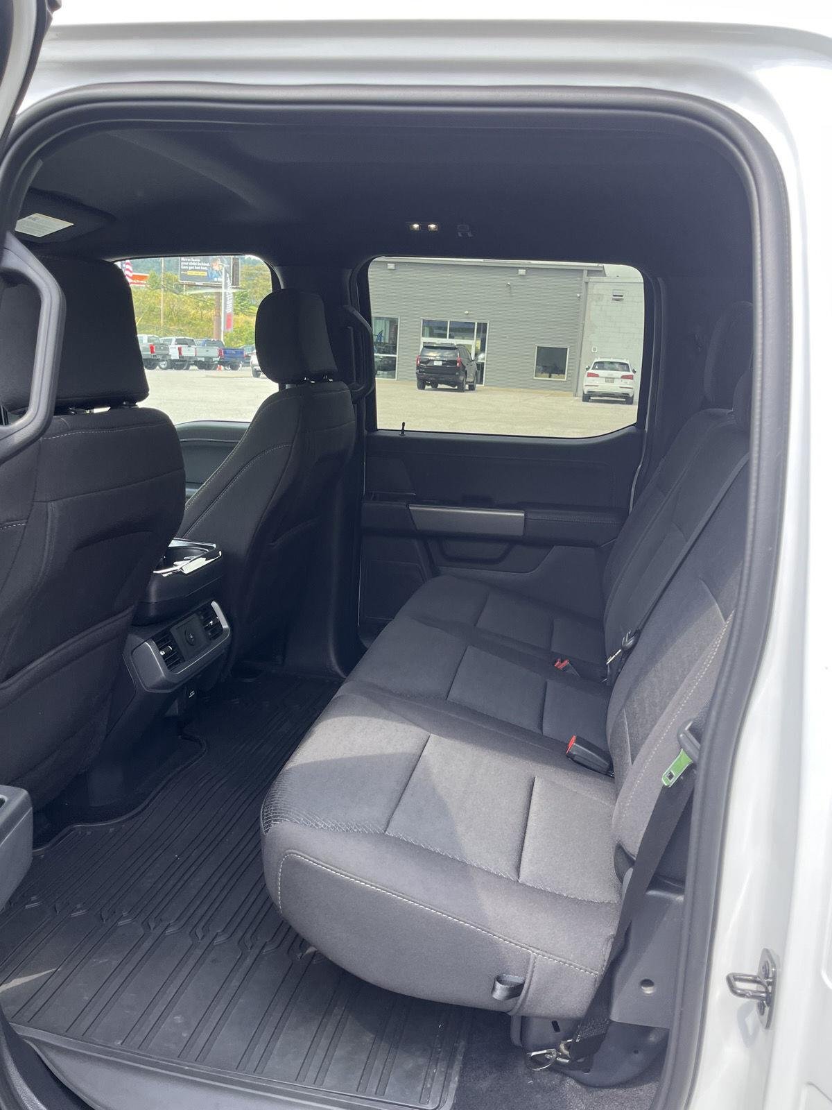 Used 2025 Oxford White Ford XLT image 19