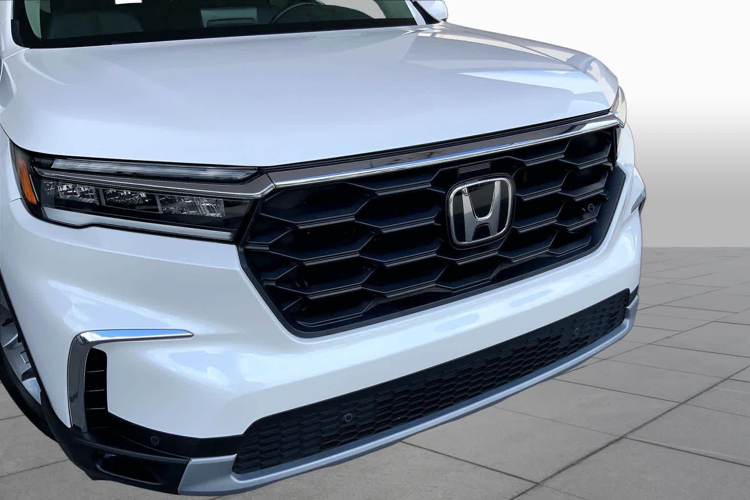 Used 2025 Platinum White Pearl Honda EX-L image 32