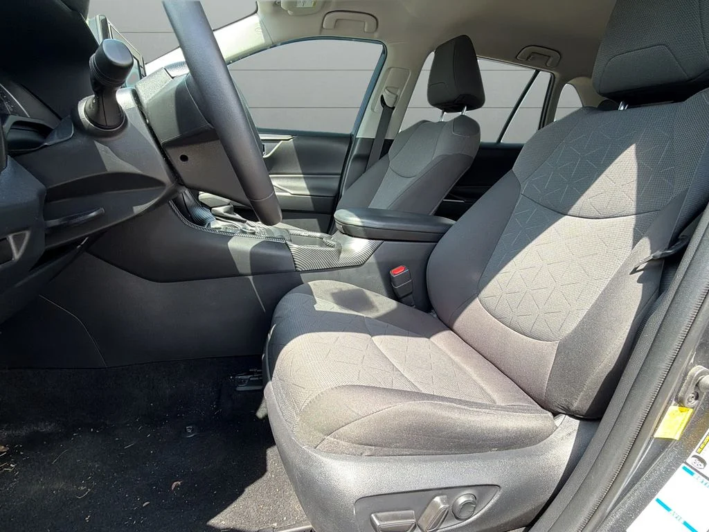2021 Toyota RAV4 XLE - Photo 10