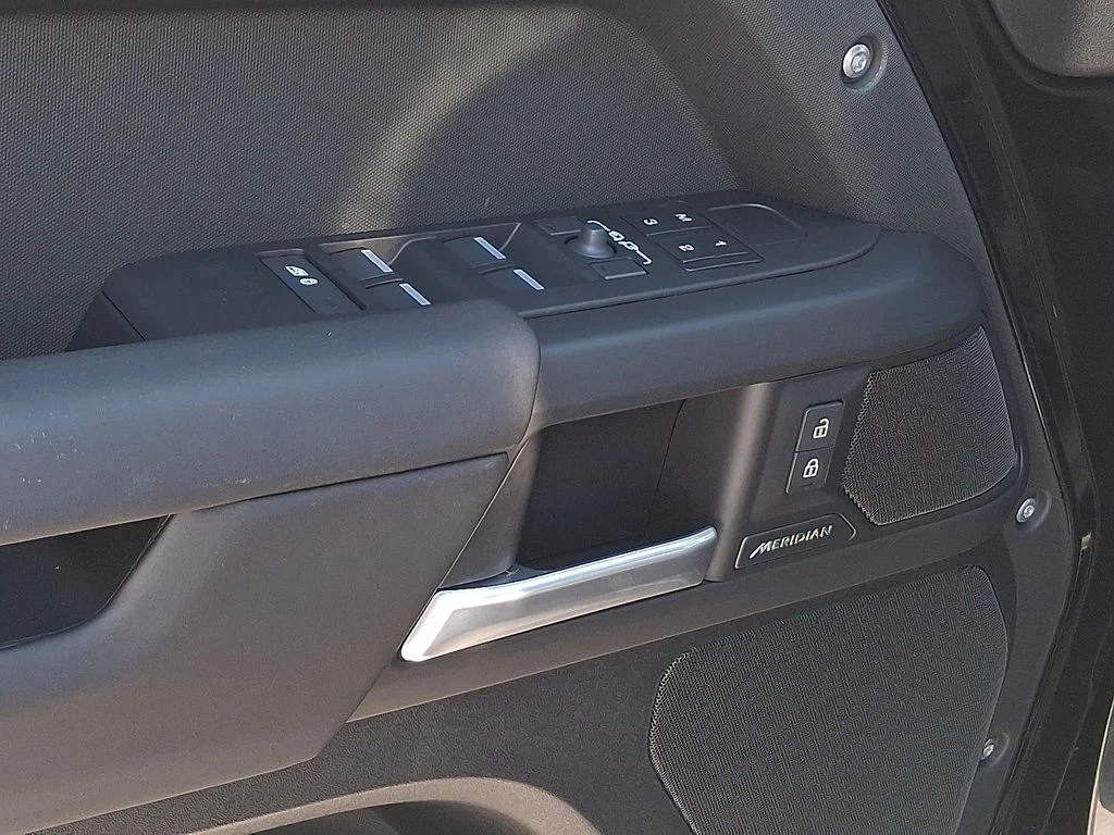 New 2026 Santorini Black Land Rover S image 8
