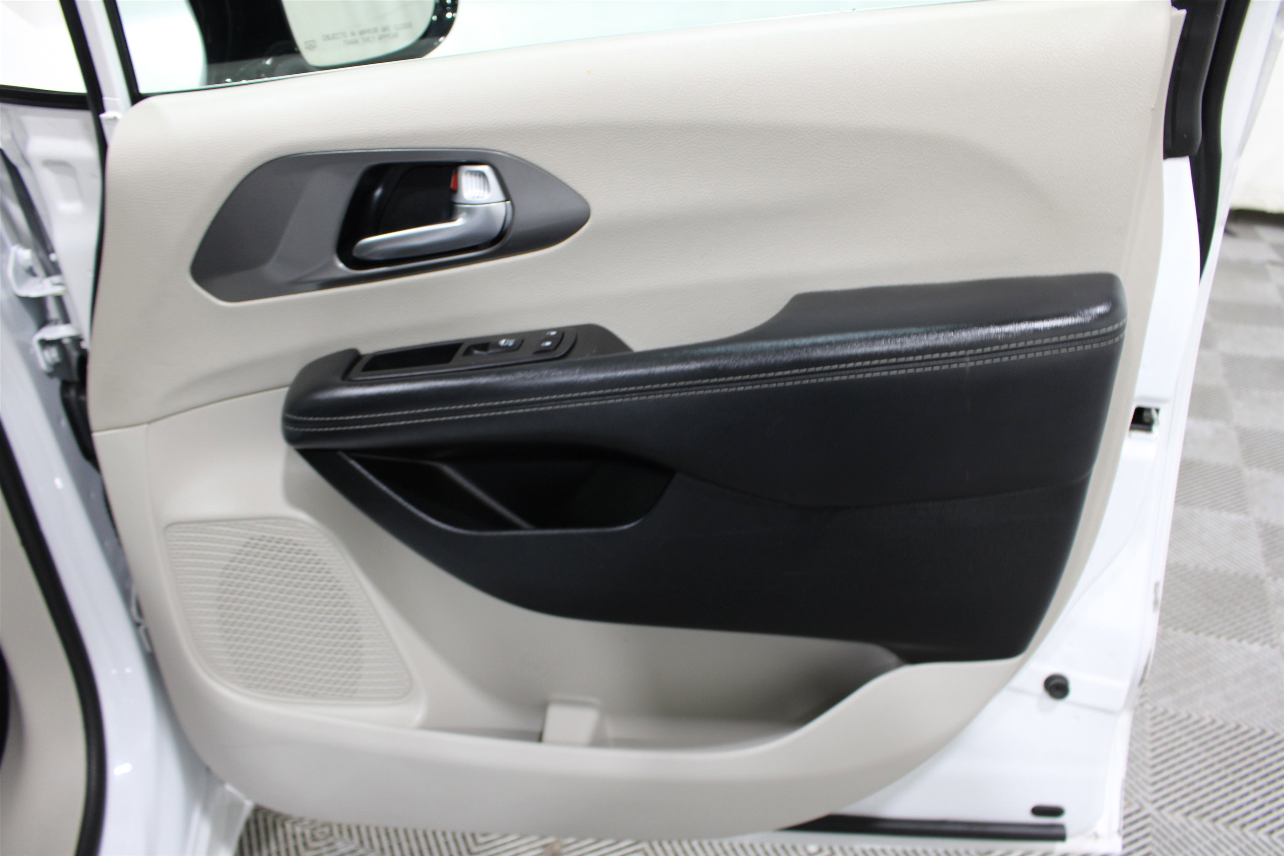 Used 2024 Bright White Clearcoat Chrysler Touring L image 27