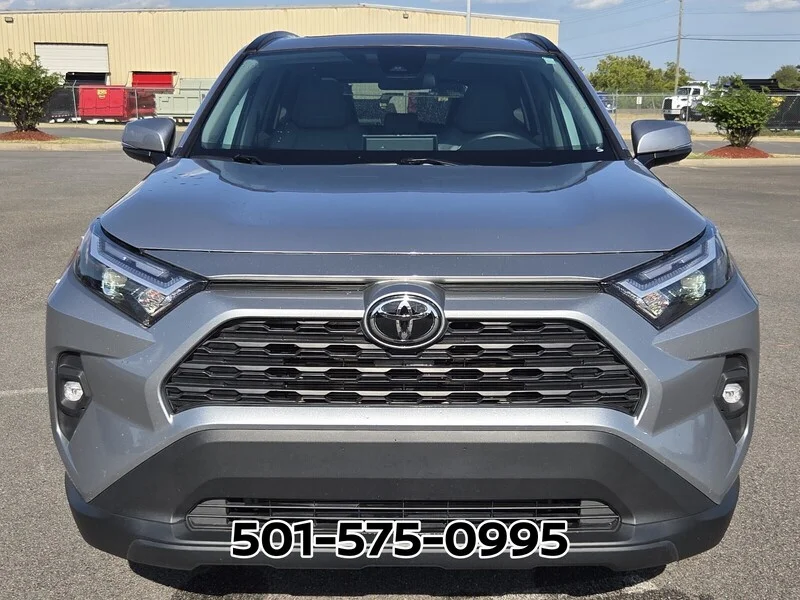 Used 2025 Silver Sky Metallic TOYOTA XLE PREMIUM FWD image 6