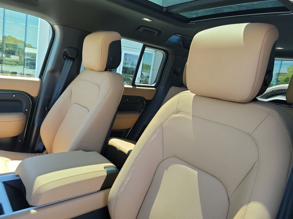New 2026 Woolstone Green Land Rover X-Dynamic SE image 25