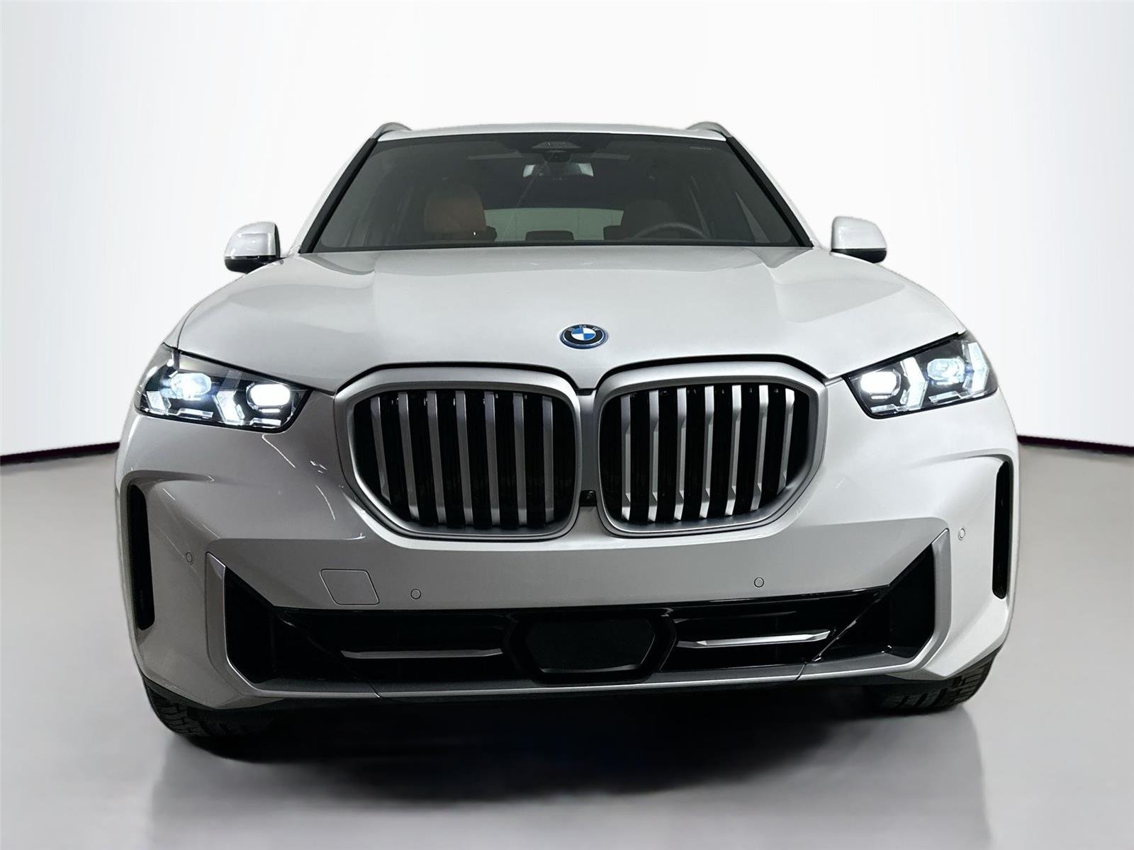New 2026 Mineral White Metallic BMW xDrive50e image 2