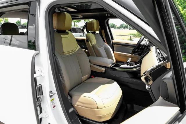New 2026 Fuji White Land Rover SE image 41
