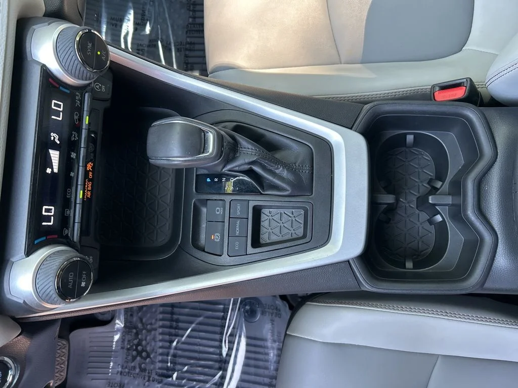 Used 2022 Red Toyota XLE Premium image 17