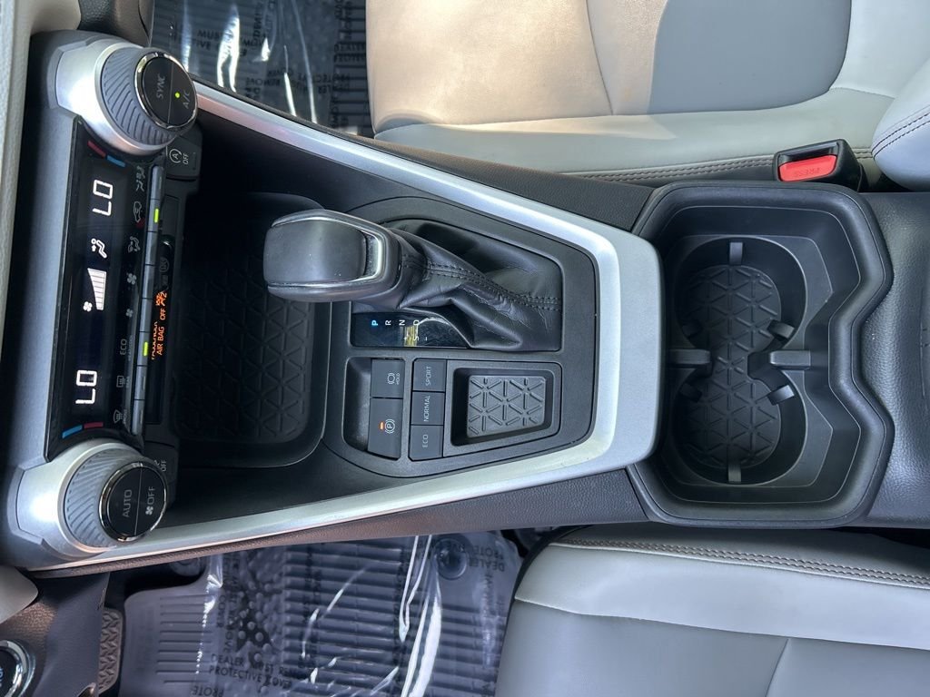 Used 2022 Red Toyota XLE Premium image 17