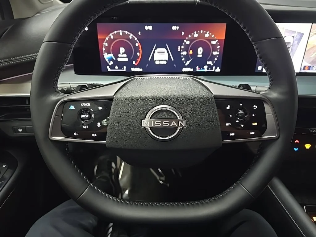 Used 2025 White Nissan SL image 19