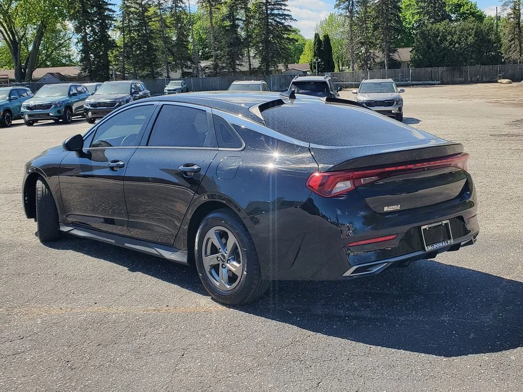 Used 2023 Black Kia LXS image 4