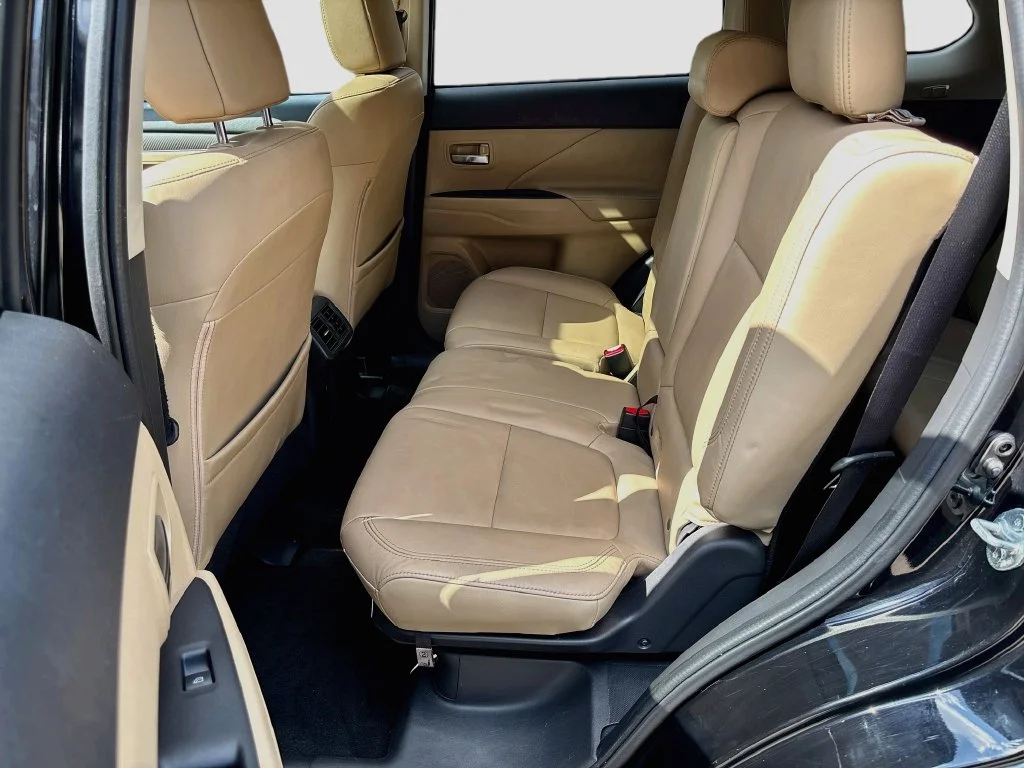 Used 2019 Labrador Black Metallic Mitsubishi SEL image 24