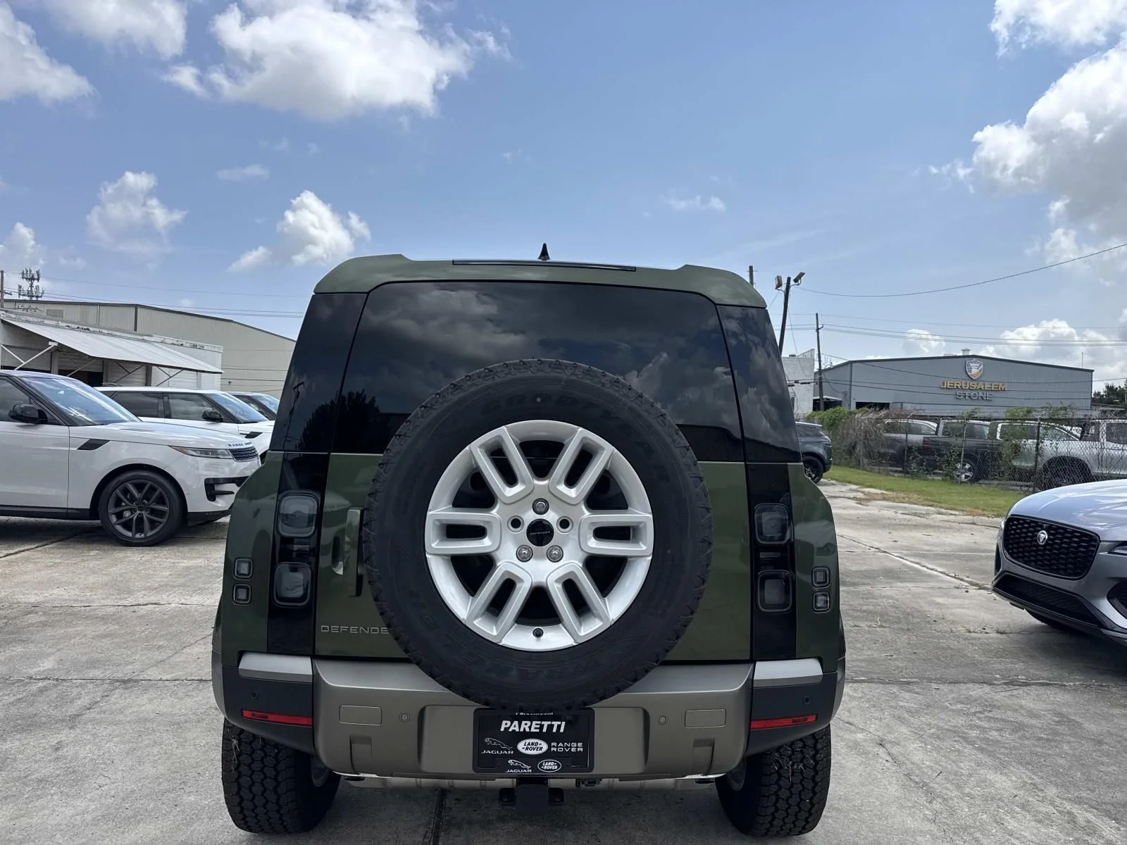 New  Green Land Rover S image 6