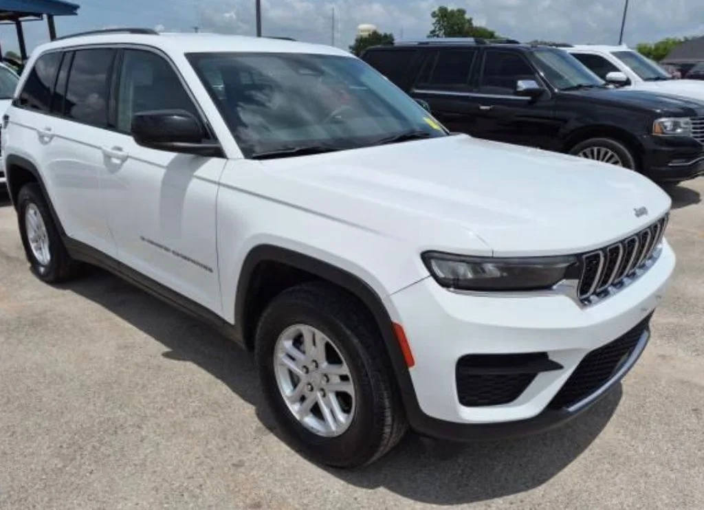 Used 2024 White/off-white Jeep Laredo image 16