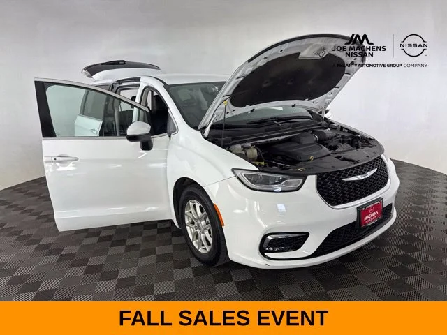 Used 2023 White Chrysler Touring L image 17