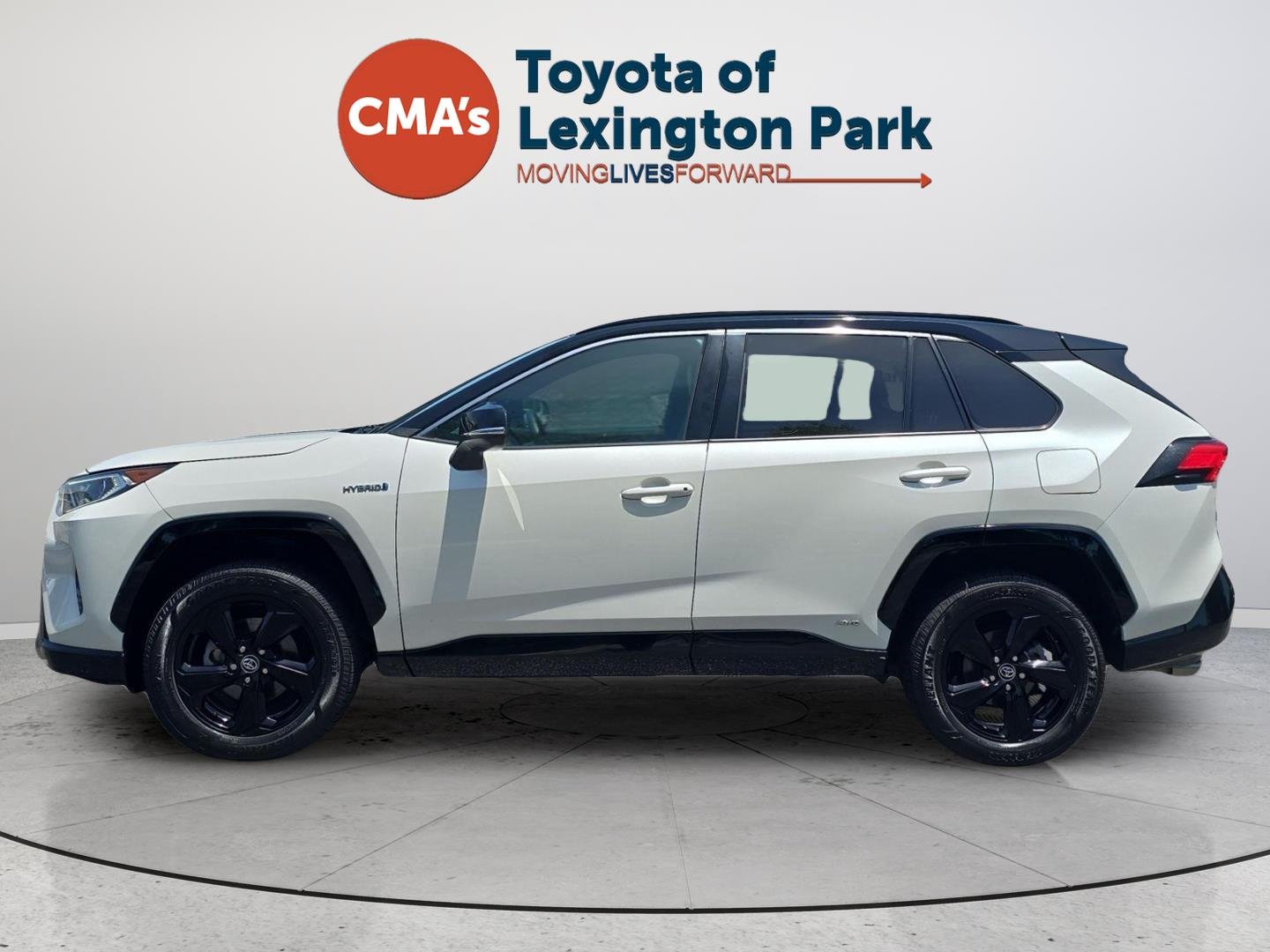 Used 2020 Blizzard Pearl w/Midnight Black Metallic Roof Toyota XSE image 4
