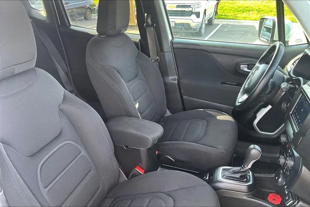 Used 2021 Silver Jeep Latitude image 7
