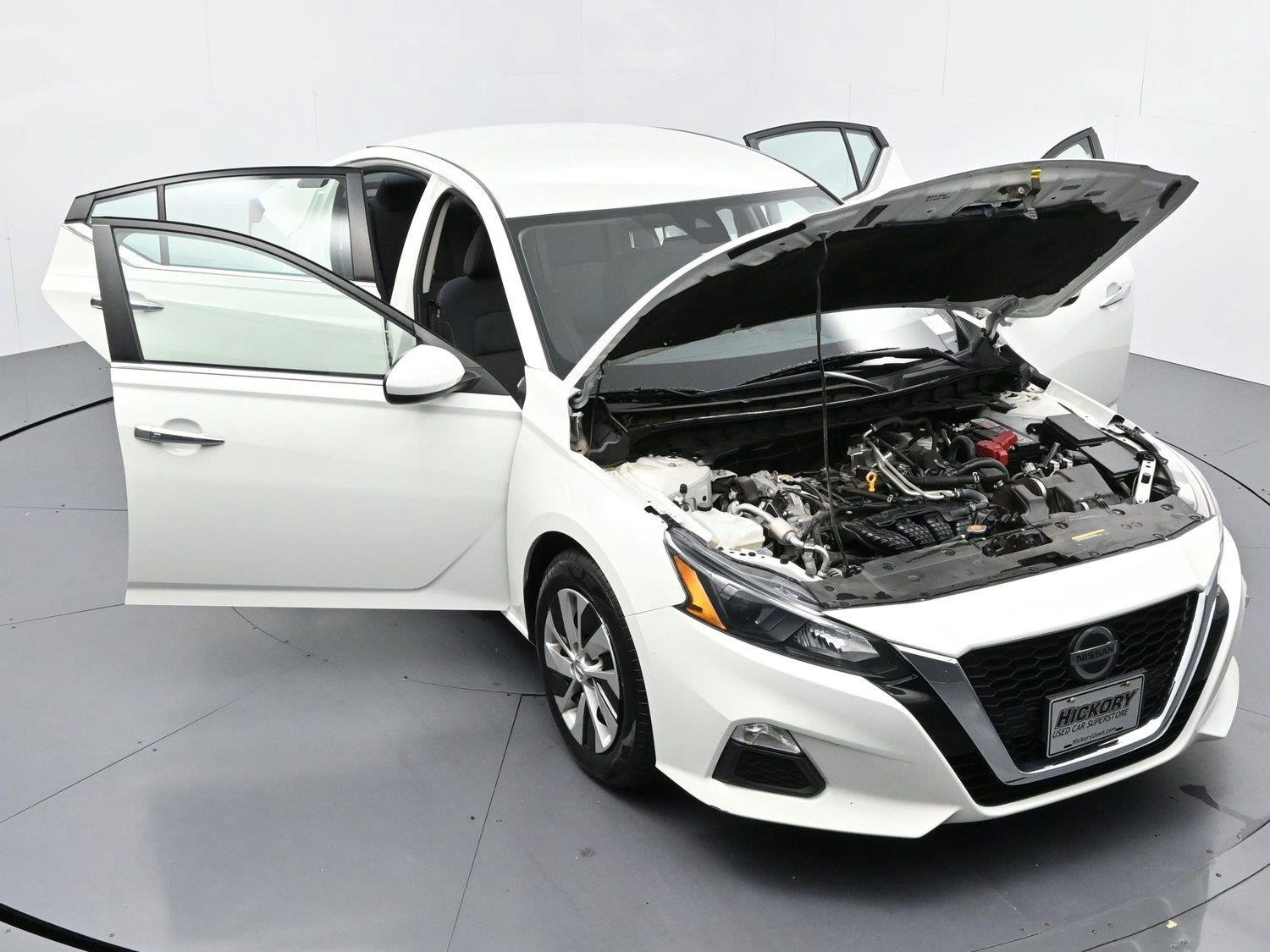 Used 2022 Glacier White Nissan 2.5 S image 35