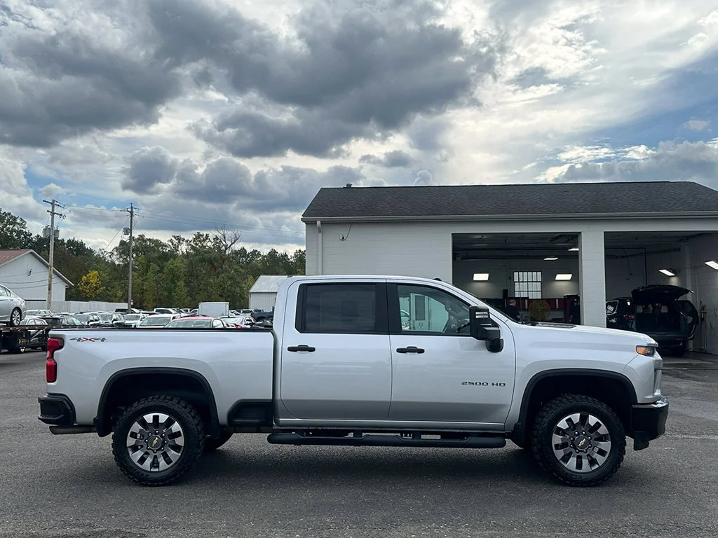 Used 2022 Silver Chevrolet Custom image 13