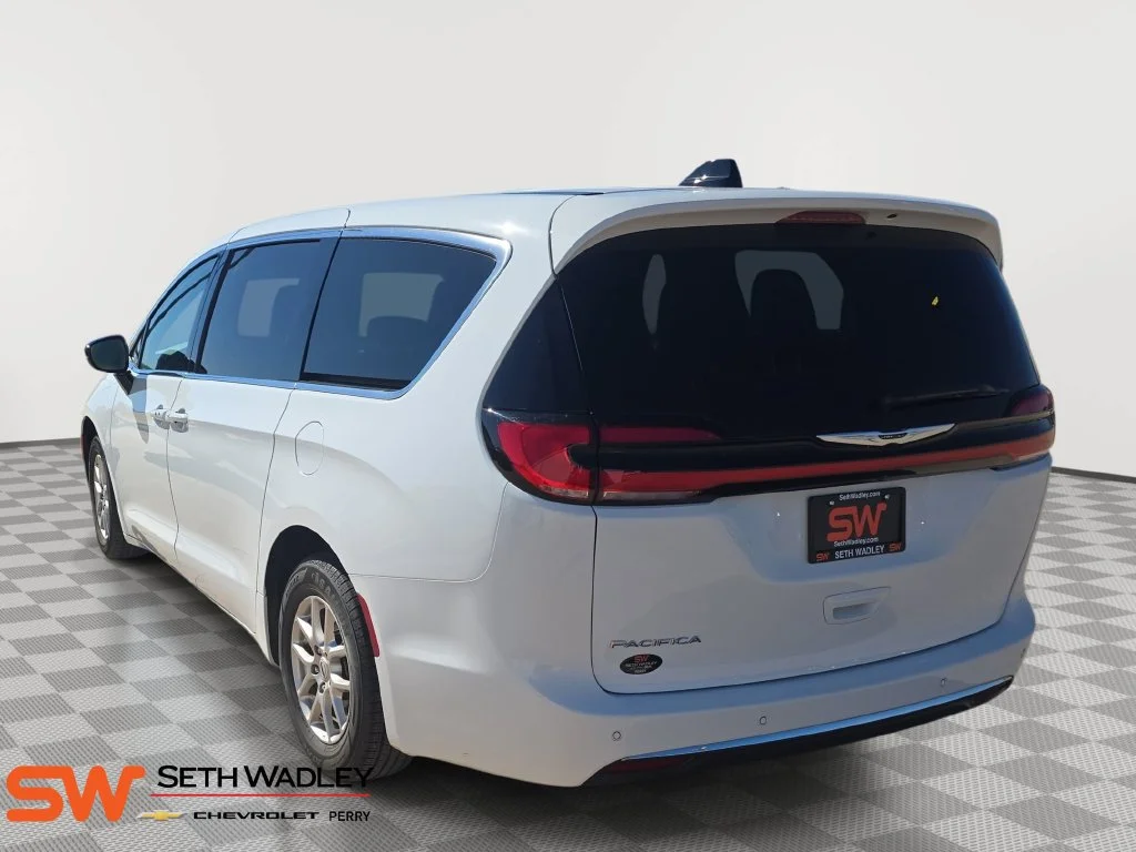 Used 2025 Bright White Clearcoat Chrysler Select image 5