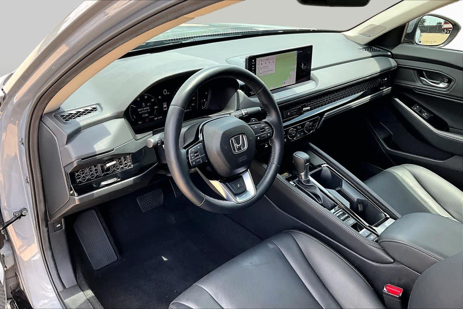 Used 2025 Urban Gray Pearl Honda Touring image 18