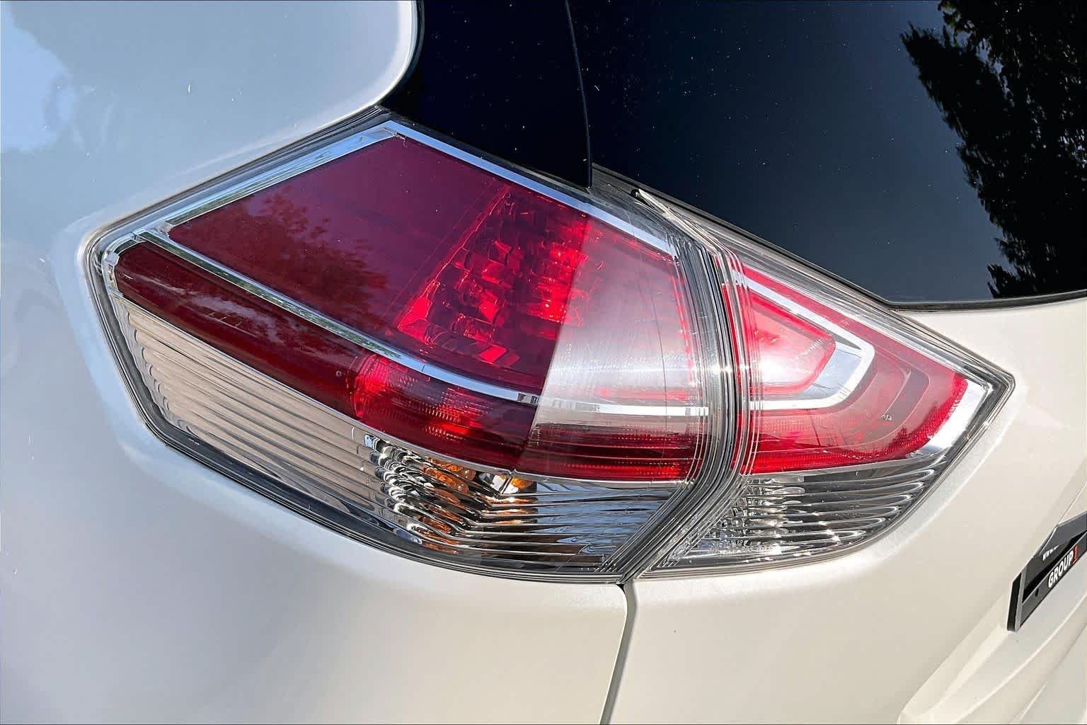 Used 2016 Pearl White Nissan SL image 28