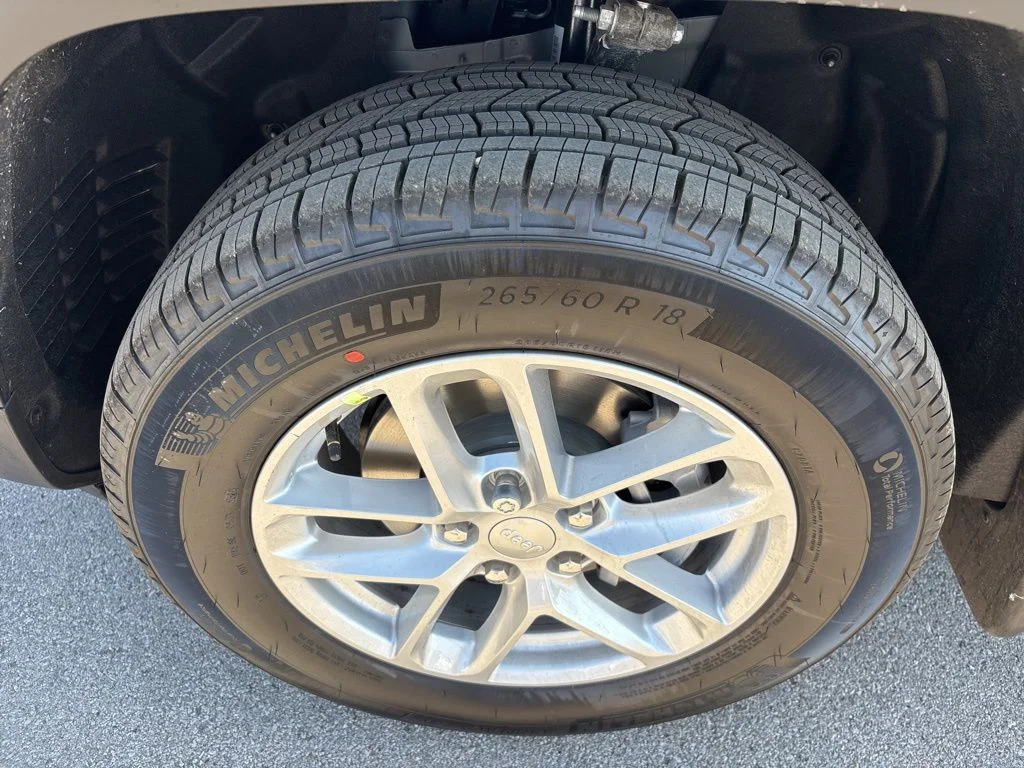New 2026 Silver Zynith Jeep Laredo X image 9