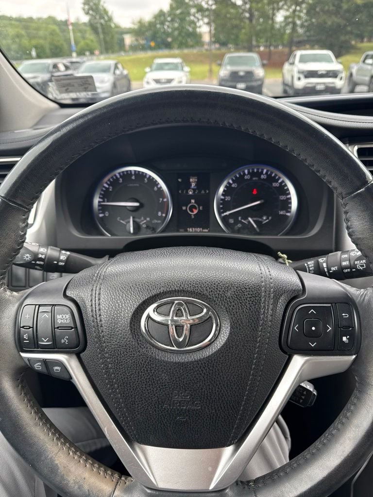 Used 2016 White Toyota XLE V6 image 5