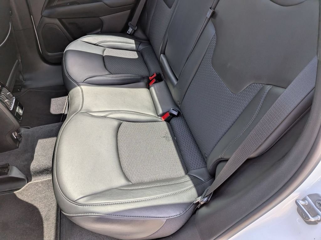 Used 2022 White Jeep Latitude image 24