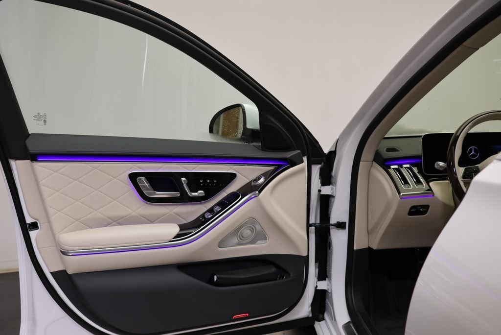 New 2026 MANUFAKTUR Moonlight White Metallic Mercedes-Benz S 580 image 29