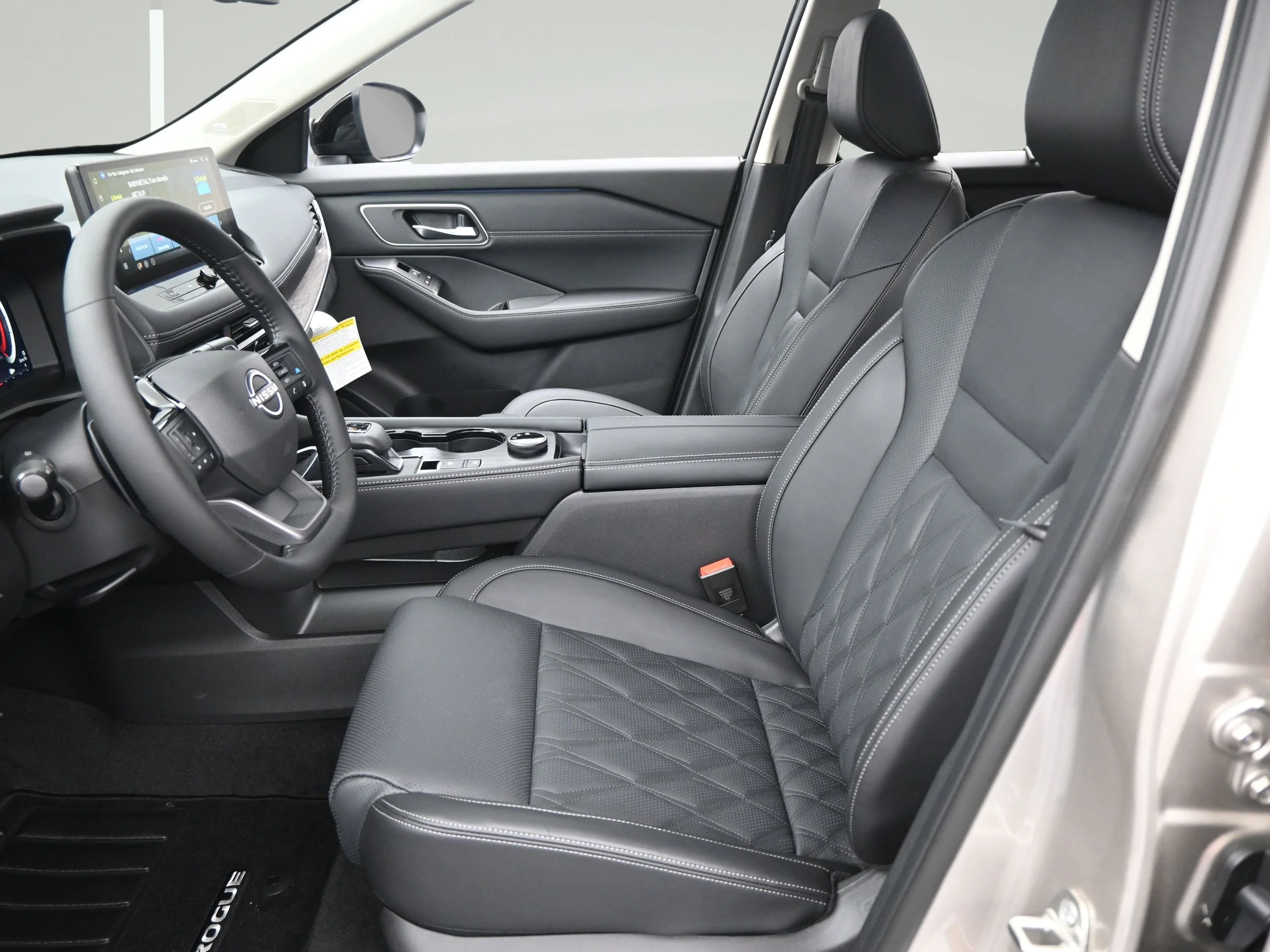 New 2026 Champagne Silver Metallic/Super Black Nissan Platinum image 9