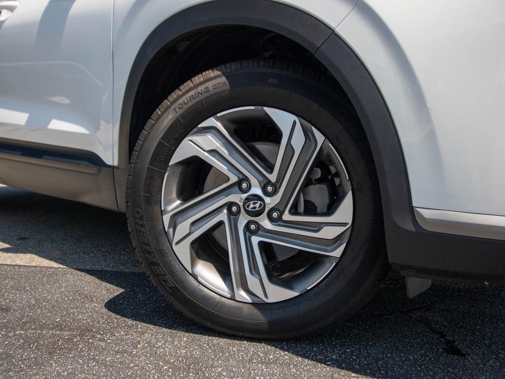 Used 2023 White Hyundai SE image 15