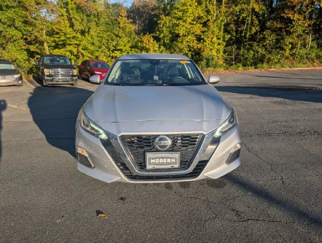 Used 2022 Silver Nissan 2.5 SV image 2
