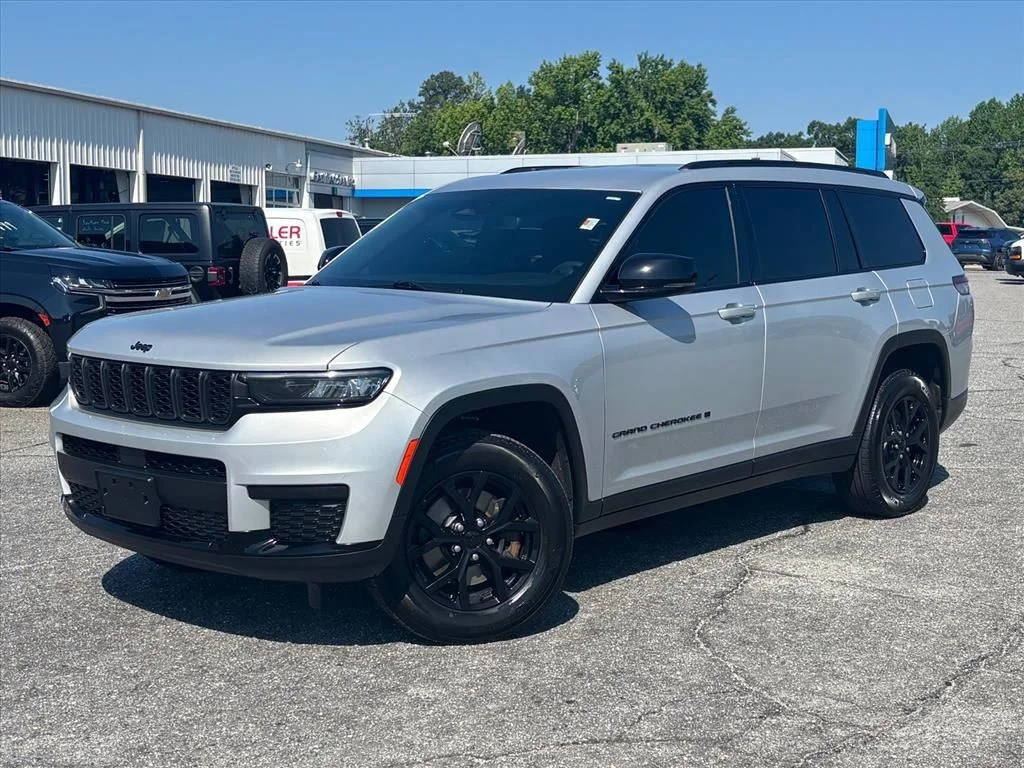 Used 2024 Silver Jeep Altitude image 2