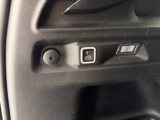 Used 2021 Black Jeep Altitude image 9