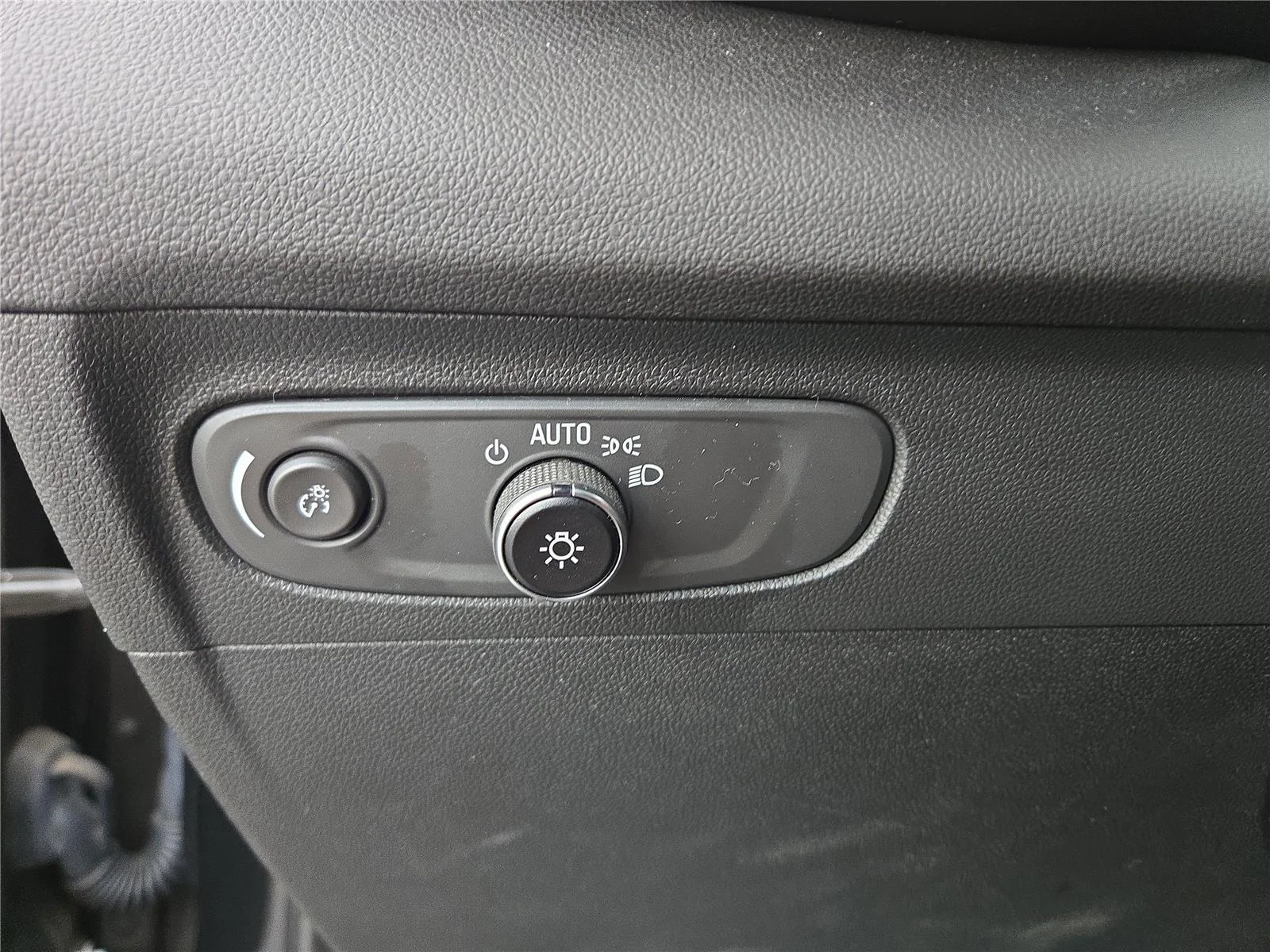 Used 2023 Ebony Twilight Metallic Buick Essence image 17