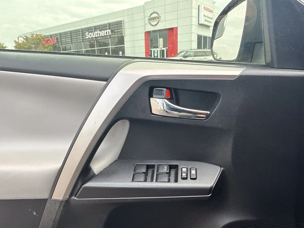 Used 2017 Silver Toyota XLE image 7