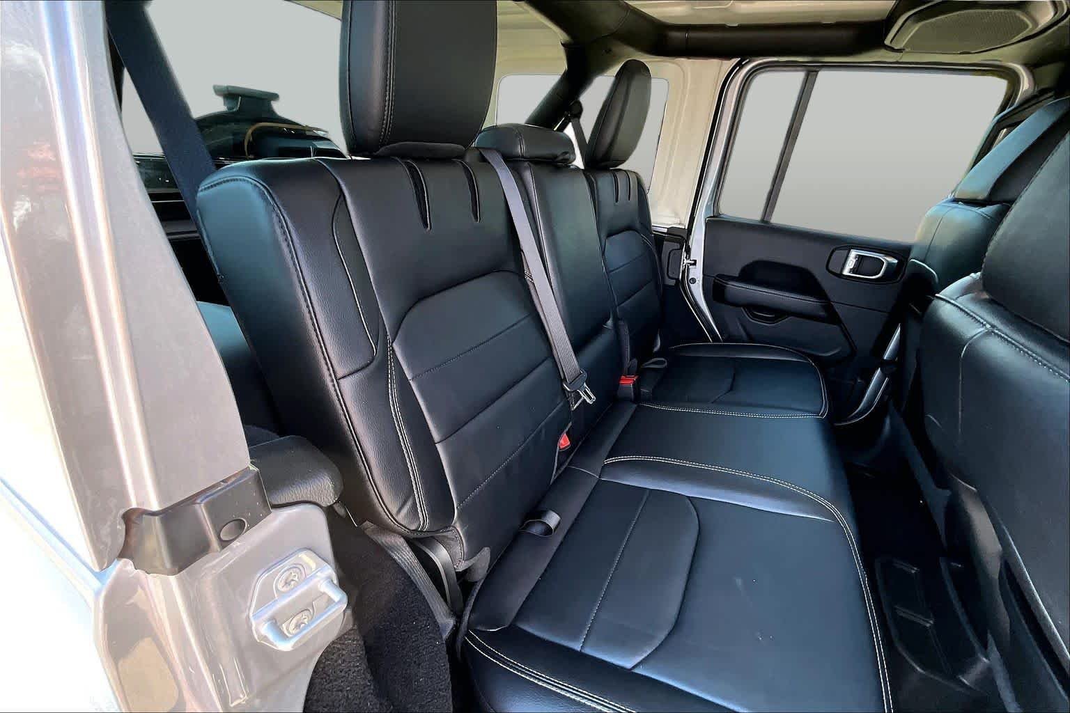 Used 2021 Billet Silver Metallic Clearcoat Jeep Unlimited Sahara image 18
