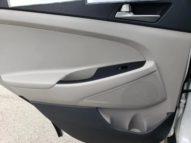 Used 2018 White Hyundai SE image 13