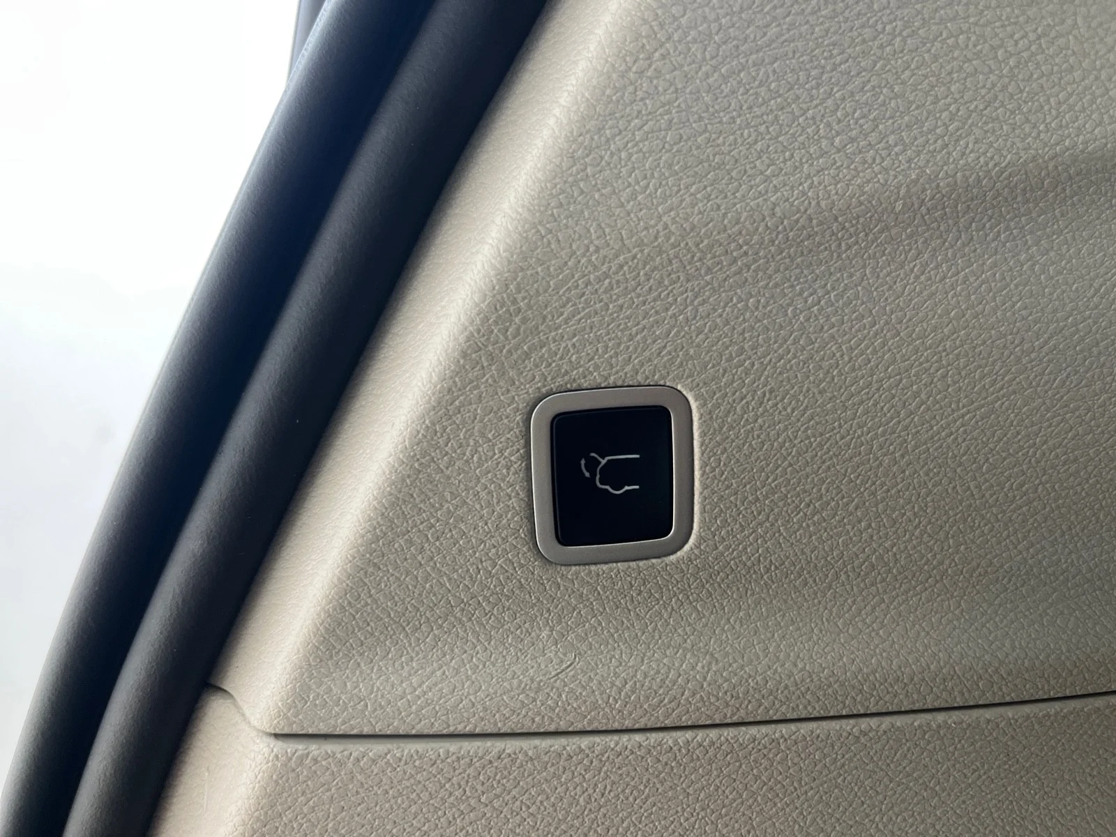 Used 2023 Brilliant Black Crystal Pearlcoat Chrysler Touring L FWD image 9