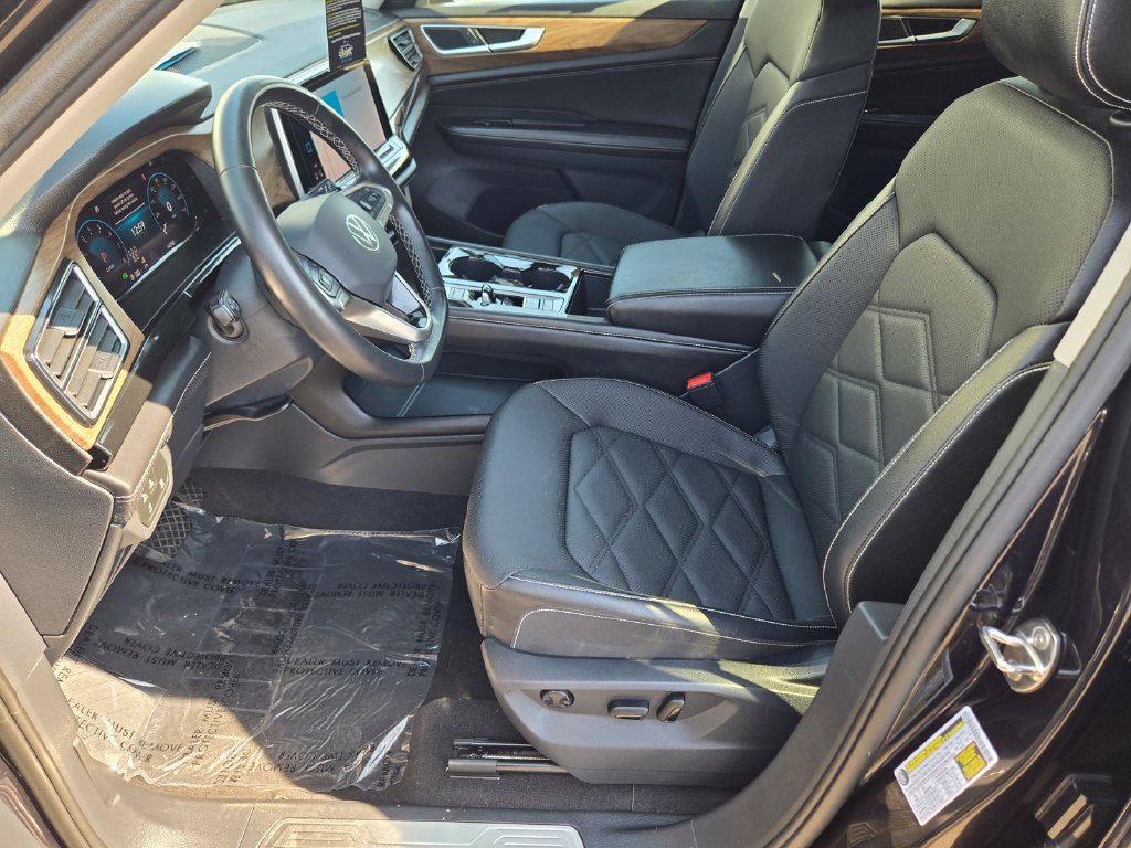 Used 2025  Volkswagen 2.0T SE w/Technology image 11