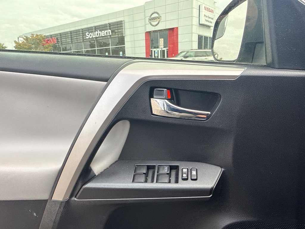 Used 2017 Silver Toyota XLE image 7